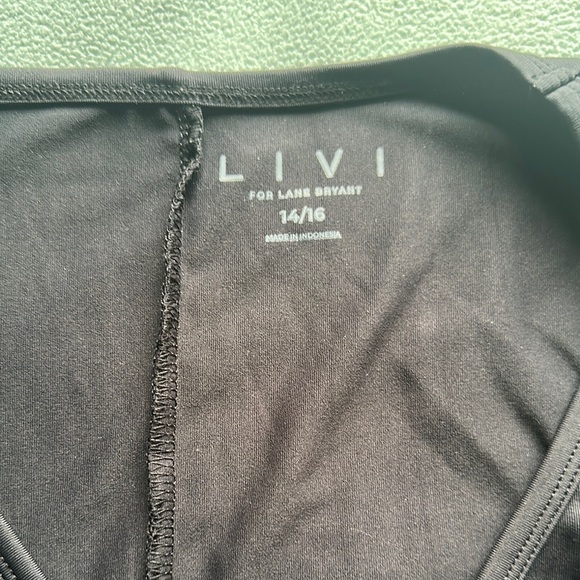 Lane Bryant LIVI Cropped V-neck Tank never worn size 14/16 - Picture 2 of 3